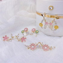 1 par de pendientes chapados en oro con perlas artificiales de cobre con incrustaciones de flores dulces