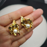 1 par de aretes chapados en latón con flor de estilo simple