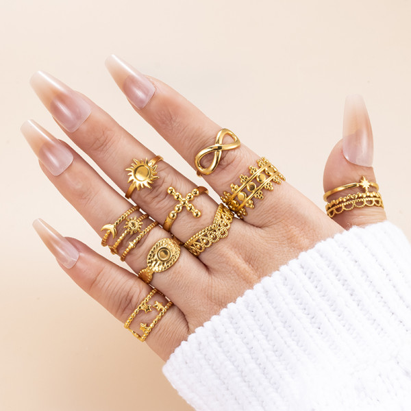 Anillo abierto chapado en oro de 18 quilates con revestimiento de acero inoxidable y luna infinita cruzada de estilo moderno