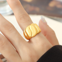 Anillos chapados en oro de titanio de 18 quilates con revestimiento de acero de color sólido de estilo simple