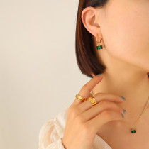 Conjunto de joyería de pendientes y collar de circonita esmeralda con hebilla de garra de acero de titanio a la moda