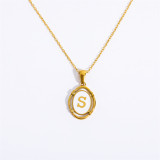 Collar chapado en oro con revestimiento de acero y titanio con letra Lady Commute