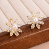 1 par de pendientes chapados en oro de 14 quilates con incrustaciones de copos de nieve y perlas de cristal de cobre de estilo sencillo