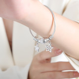 Brazalete chapado en oro de 18 quilates con incrustaciones de acero de titanio y mariposa en forma de corazón y estrella de estilo informal y sencillo