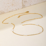 Collar chapado en oro de 18 quilates con revestimiento de acero de titanio y perlas de agua dulce de acero inoxidable de color sólido elegante