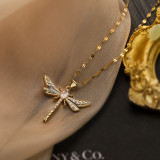 Collar con colgante chapado en oro de 18 quilates con incrustaciones de cobre y libélula de viaje de estilo simple