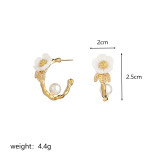 1 par de pendientes chapados en oro de 18 quilates con perlas de agua dulce de cobre con incrustaciones de flores en forma de C estilo IG