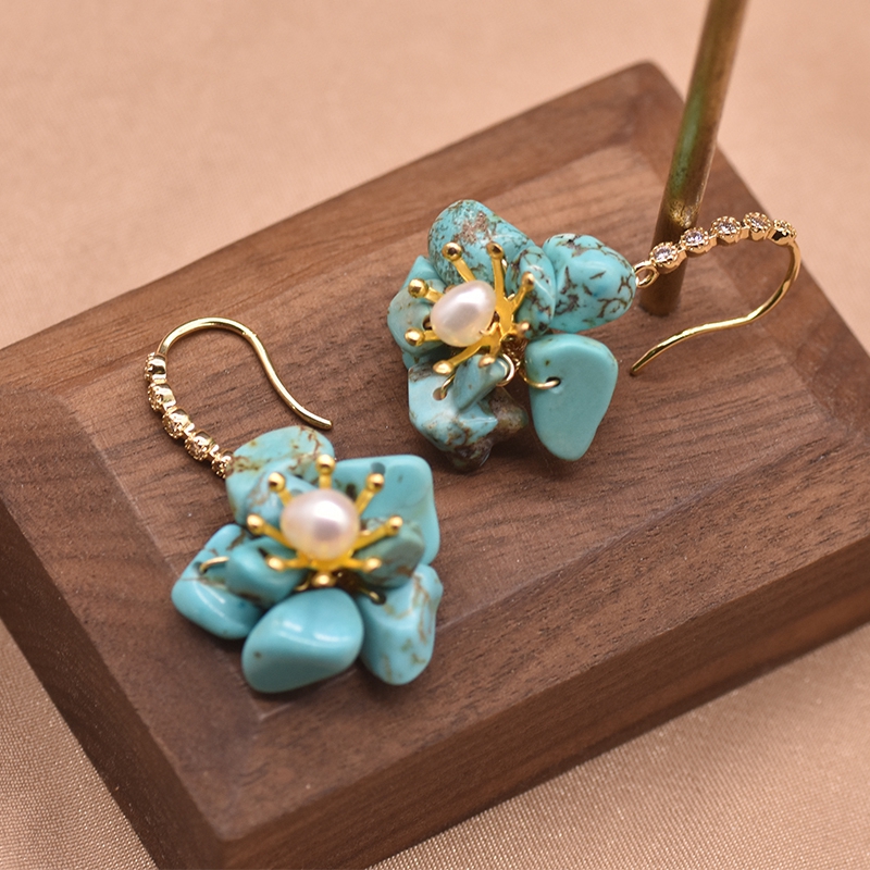1 par de ganchos para la oreja chapados en oro de 18 quilates con perlas de agua dulce de cobre chapado en flores de estilo Vintage