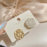 1 par de pendientes chapados en oro asimétricos de aleación de perlas de imitación de rosa elegantes