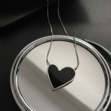 Collar de pendientes de vidrio con incrustaciones de acero titanio en forma de corazón de estilo simple