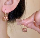 1 par de pendientes colgantes de circonita con perlas artificiales de cobre con incrustaciones de flores elegantes