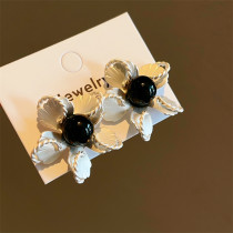 1 par de pendientes de perlas de cobre con incrustaciones de flores de estilo simple