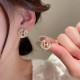 Pendientes de cobre con incrustaciones de circonita y letras a la moda, 1 par