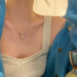 Estilo fresco Forma de corazón Perla Mariposa Chapado en acero de titanio Incrustaciones de piedras preciosas artificiales Collar con colgante 1 pieza