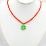 Collar con colgante de esmalte de cobre con cara sonriente informal