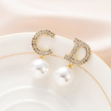 1 par de pendientes colgantes de circonita con incrustaciones de perlas asimétricas con forma de C y letras de cobre