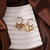 1 par de pendientes colgantes chapados en oro de 18 quilates con incrustaciones de perlas en forma de corazón y circonita de cobre