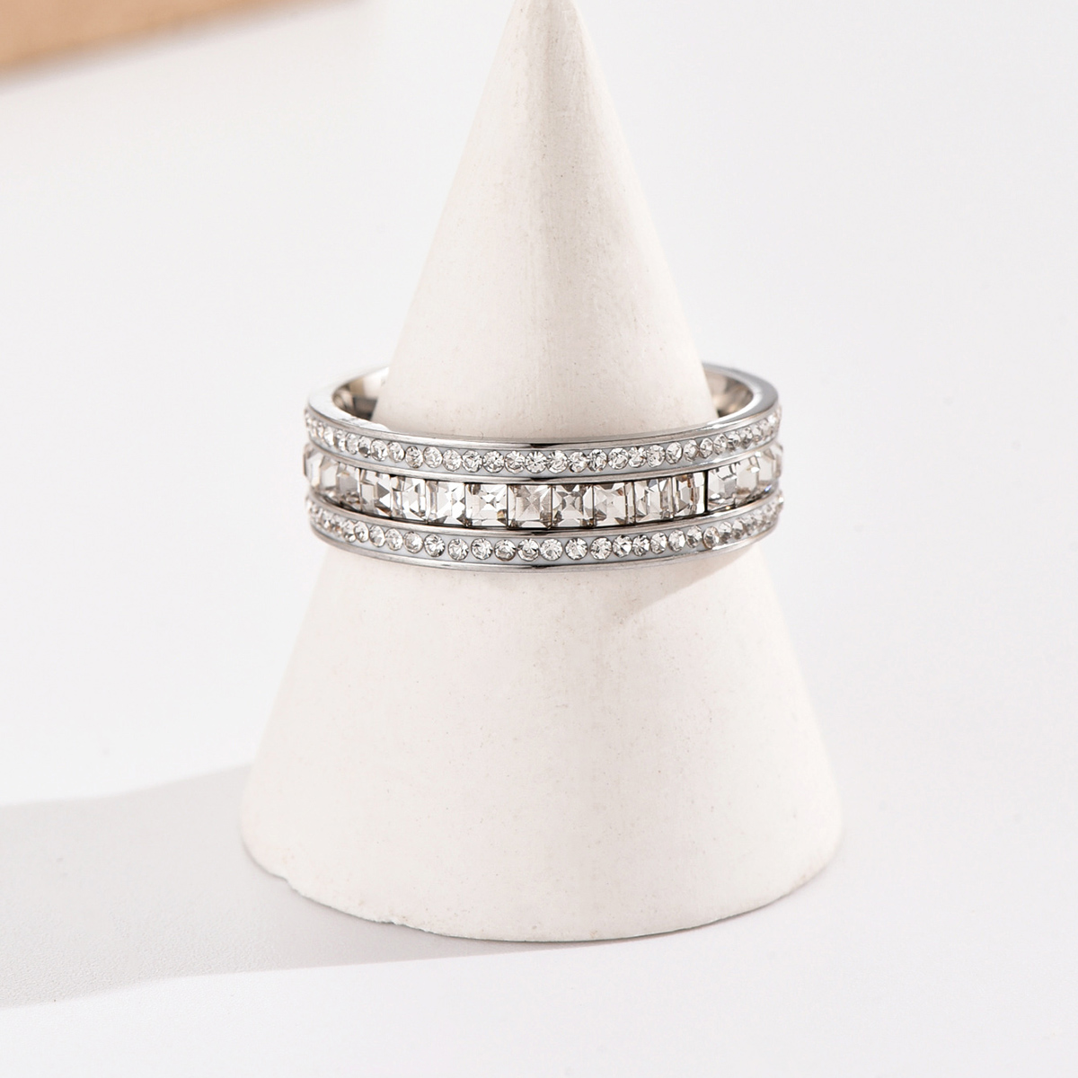 Lujosos anillos de diamantes de imitación con incrustaciones de acero inoxidable de color sólido