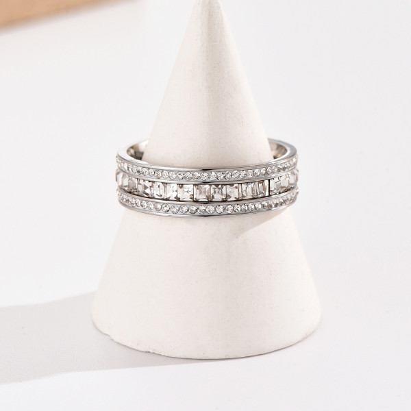 Lujosos anillos de diamantes de imitación con incrustaciones de acero inoxidable de color sólido