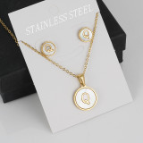 Conjunto de 3 piezas de collar y pendientes de concha chapados en oro de acero inoxidable con letras redondas de estilo simple