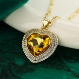 Elegante collar con colgante chapado en oro de 18 quilates con incrustaciones de cobre y forma de corazón glamoroso