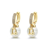 1 par de pendientes de diamantes de imitación de perlas artificiales chapados en cobre con letras a la moda