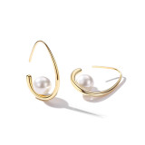 1 par de pendientes chapados en oro con incrustaciones de perlas y gotas de agua de estilo simple