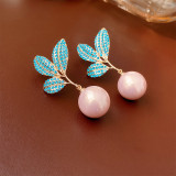 1 par de pendientes colgantes de perlas con diamantes de imitación de cobre con incrustaciones en forma de corazón