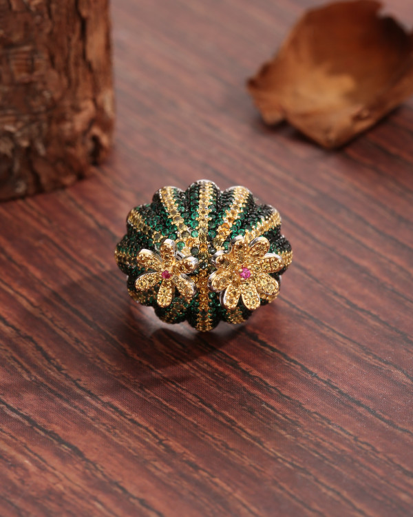Anillo abierto chapado en oro de 18 quilates con incrustaciones de cobre y flor de cactus de estilo moderno tropical lujoso