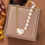 Collar con colgante de acero de titanio con perlas de imitación en forma de corazón de estilo simple