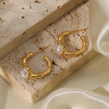 1 par de pendientes chapados en oro de 18 quilates con incrustaciones de perlas de cobre y estilo sencillo en forma de C