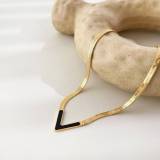 Collar chapado en oro de 18 quilates con revestimiento de acero de titanio en forma de V de estilo clásico