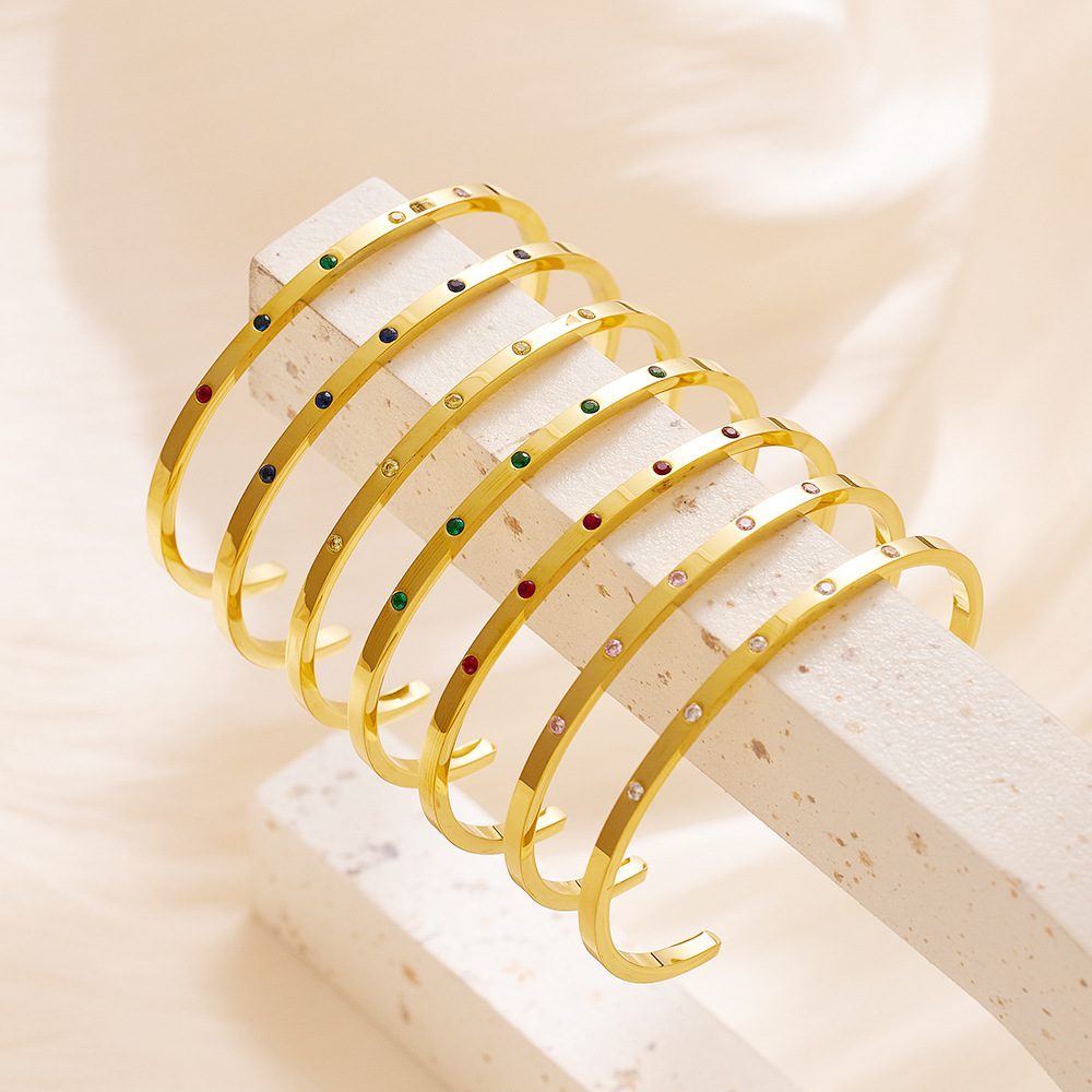 Pulseras plateadas oro titanio del puño del Zircon de la forma básica de C del acero 18K en bulto