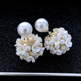 1 par de pendientes de perlas artificiales de cobre con incrustaciones de flores para mujer