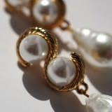 1 par de elegantes pendientes colgantes de perlas con incrustaciones de cobre con forma de S y gotas de agua
