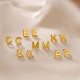 1 par de pendientes chapados en oro de 18 quilates con letras de estilo simple