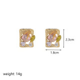 1 par de pendientes chapados en oro de 18 quilates con incrustaciones de grano en forma de corazón y hoja de estilo Simple con circonita y perlas de cobre