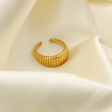 Anillo de acero de titanio con patrón de neumático de moda