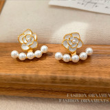 1 par de pendientes de perlas artificiales de cobre con incrustaciones de flores elegantes