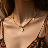 Collar con colgante chapado en oro de cadena irregular de cobre con forma de corazón geométrico de estilo clásico
