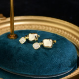 1 par de pendientes colgantes chapados en oro de 14 quilates con incrustaciones de estrellas cuadradas de estilo sencillo