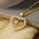 Elegante collar con colgante chapado en oro de 18 quilates con incrustaciones de cobre y perlas artificiales en forma de corazón