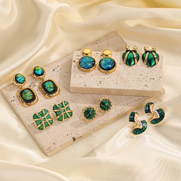 1 par de aretes chapados en oro de 18 quilates con incrustaciones de cobre y perlas artificiales de resina de malaquita, estilo informal, vintage, redondo, cuadrado, en forma de corazón