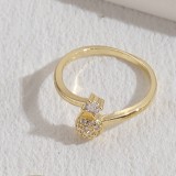 Anillo abierto chapado en oro de 14 quilates con incrustaciones de cobre y cruz brillante elegante