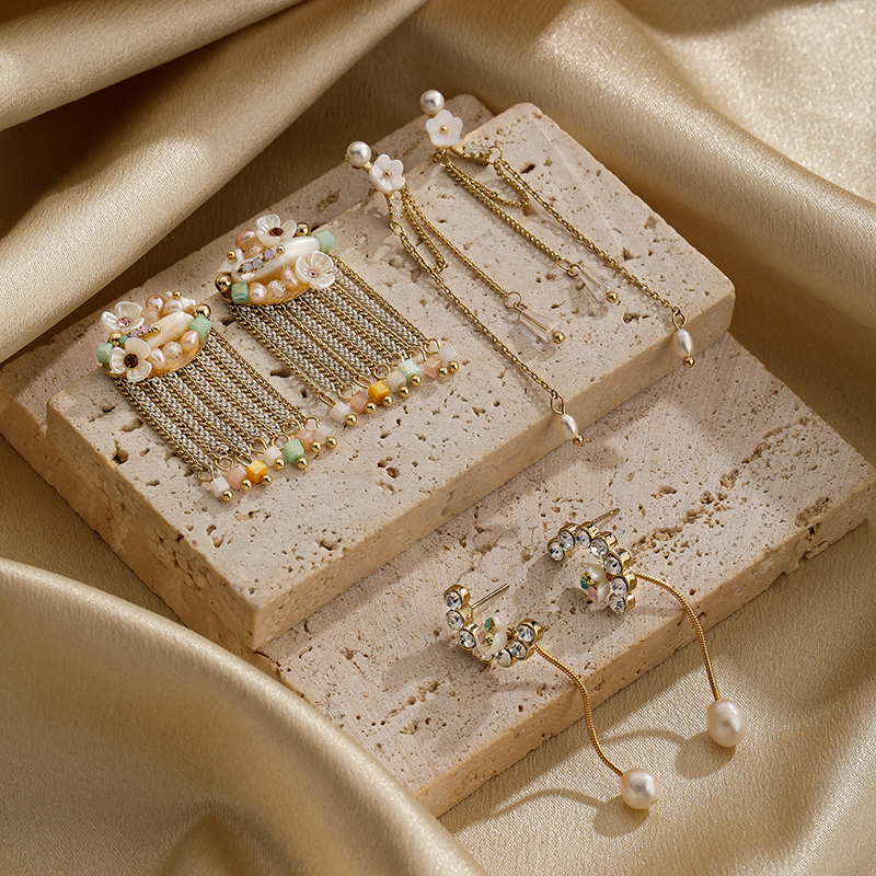 1 par de pendientes de gota chapados en oro de 14K con incrustaciones de cadena chapada en flores estilo IG, cristal Artificial de cobre, perlas de agua dulce, circón