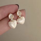 1 par de pendientes colgantes de diamantes de imitación de cobre con incrustaciones en forma de corazón de estilo simple