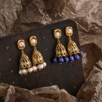 1 par de campanas de viento estilo princesa de hadas con incrustaciones huecas de cobre, piedra natural, perlas de agua dulce, circonita, pendientes colgantes chapados en oro de 18 quilates