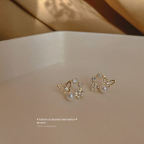 Pendientes de tuerca con diamantes de imitación y perlas artificiales chapados en cobre, mariposa dulce, 1 par