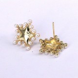 1 par de pendientes chapados en oro con perlas artificiales de cobre con incrustaciones de mariposas y flores de estrella dulce