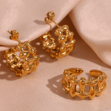 Pendientes de anillos chapados en oro de 18 quilates con revestimiento de acero inoxidable en forma de C estilo clásico simple básico